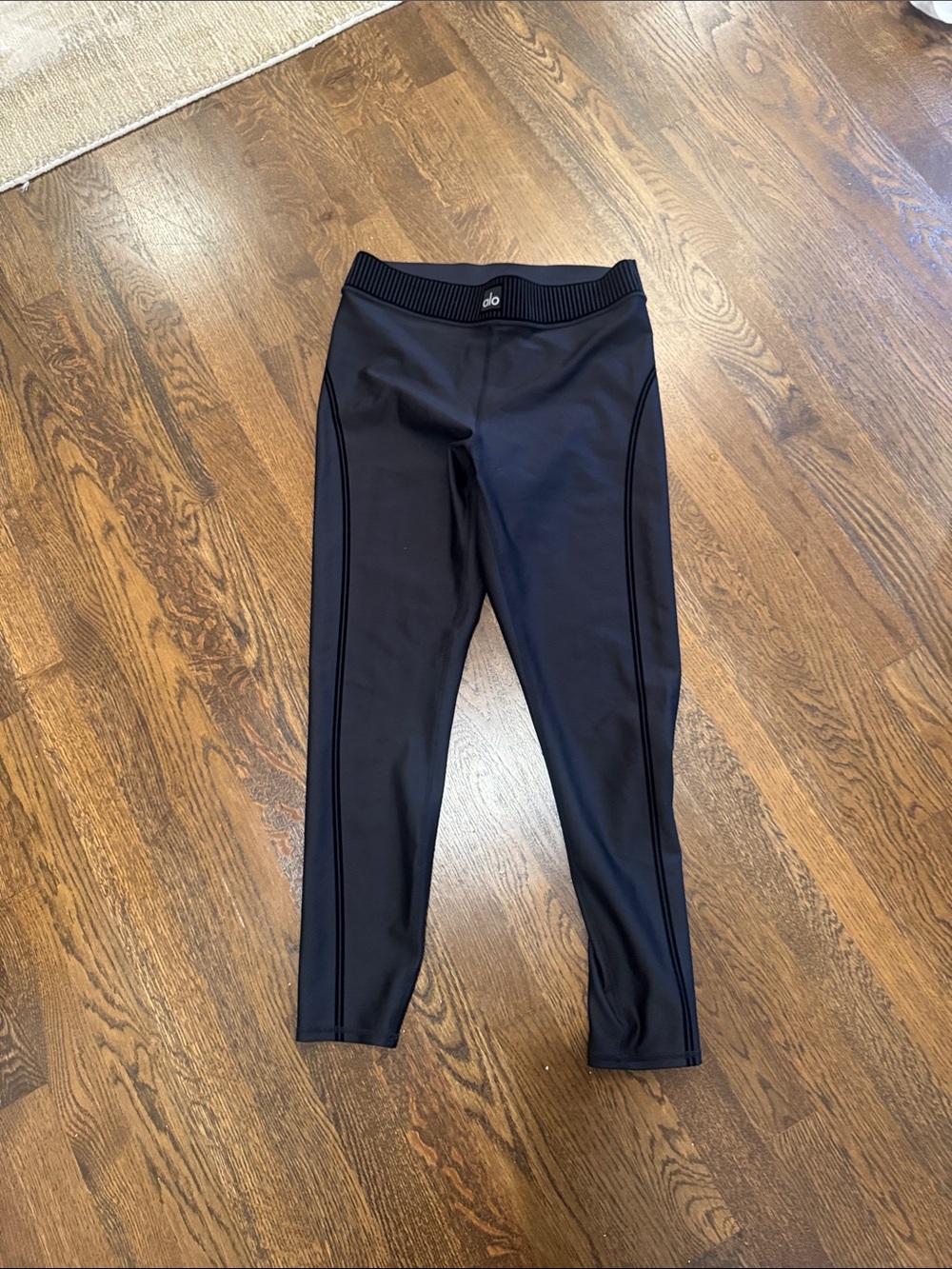 ALO Yoga Black Athletic Leggings with Side Seam Detail
